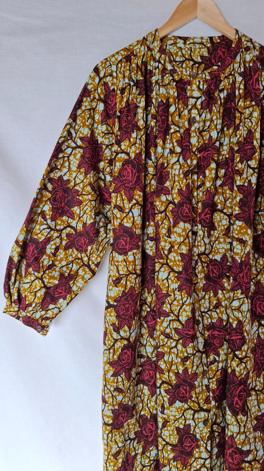 ふんわり袖のギャザーワンピース