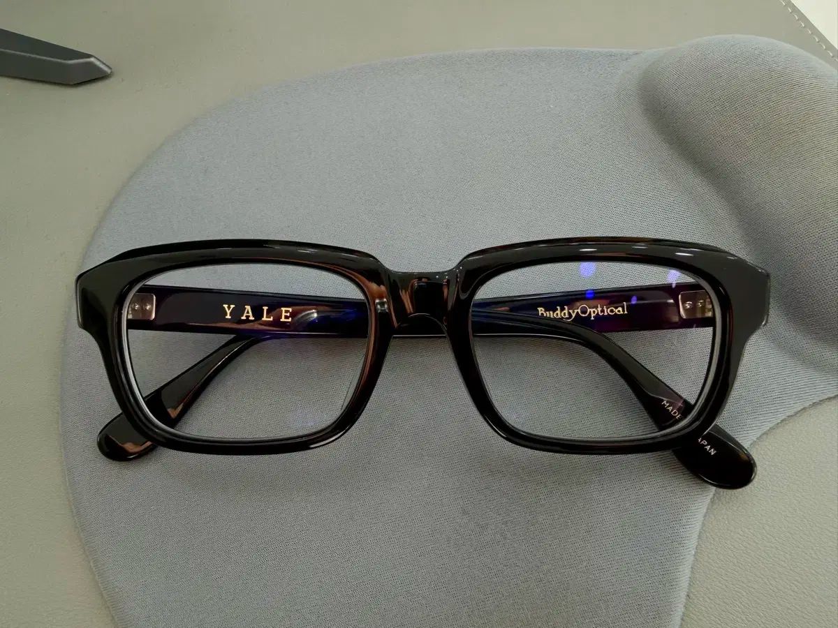 バディ オプティカル イェール Tシャツ