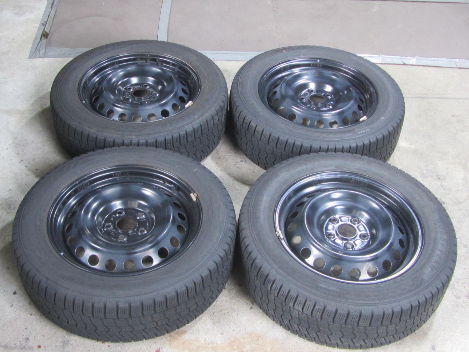 大 215 60 R 17 スタッドレス グッドイヤー アイスナビ8 カローラクロス外し C HRなど