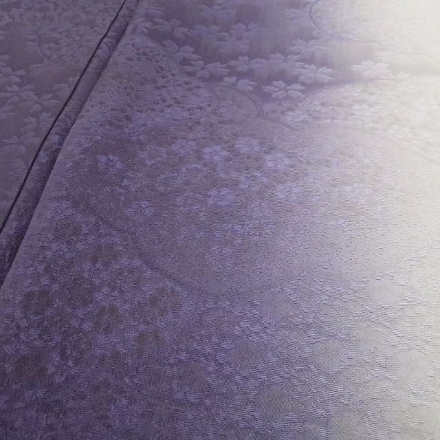  ❁tomihisa❁ 縦暈し 桜 着物 地紋を刻んで艶を挿しお洒落小紋に桜舞う 正絹 仕付け糸付 小紋 5301 小紋 着物