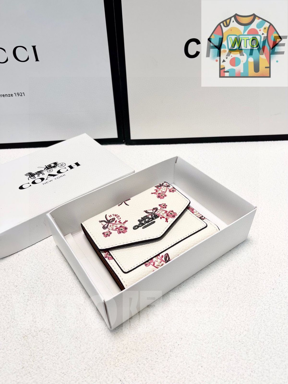 WTO通販 COACH トリフォールドウォレット プリントデザイン レザー使用 コンパクトで実用的なデザイン -WTO輸入-HQK40