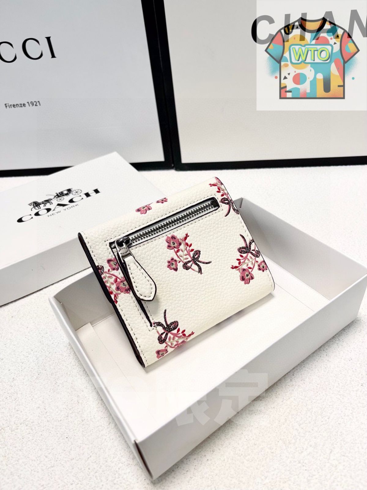  WTO通販 COACH トリフォールドウォレット プリントデザイン レザー使用 コンパクトで実用的なデザイン -WTO輸入-IYM 27 二つ折り財布 折り財布