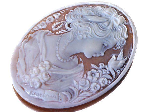 ジュエリー カルテヌート作 お洒落な美少女と花と小鳥の彫刻 シェルカメオルース 60.2ｍｍ×44.9ｍｍ w5890o