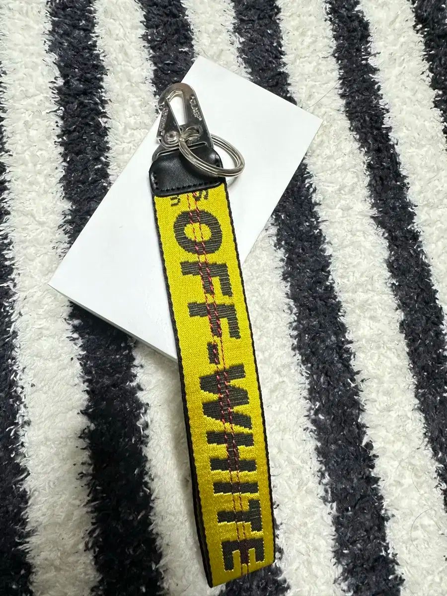 オフホワイト イェローキーホルダー