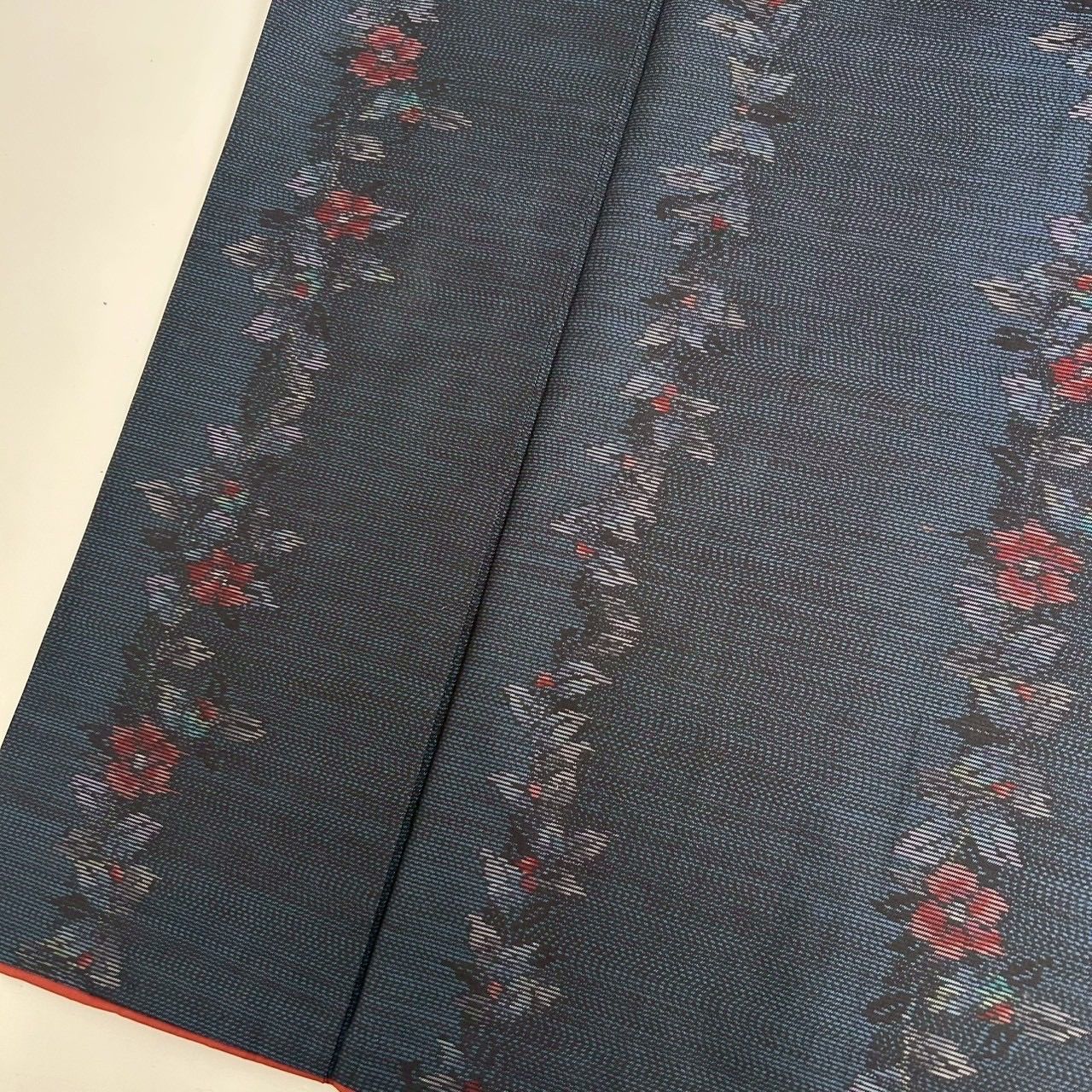 本場大島紬 泥藍染 横双 縞に花柄 裄65.5 素敵な絣柄 正絹 着物 MK