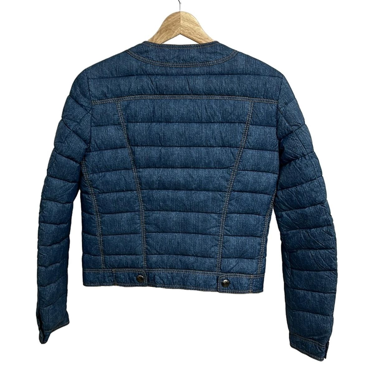 TRICOT CHIC トリコシック ブルゾン レディース - ブルー 長袖 中綿 デニムプリント 冬