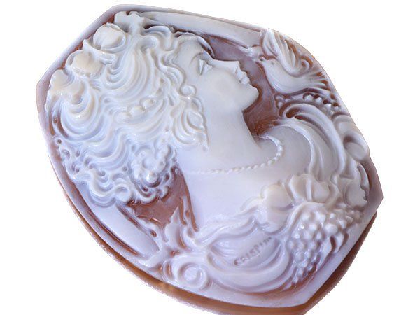 ジュエリー アントニオ クリスピーノ作 優雅な女性と小鳥の彫刻 シェルカメオルース 60.2ｍｍ×47.7ｍｍ w 5905 o