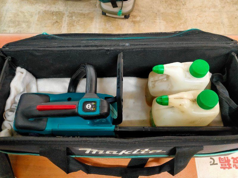 マキタ Makita 充電式チェンソー ガイドバー長さ250mm 18V バッテリ 充電器別売 MUC254DZ バック付き 動作 済み