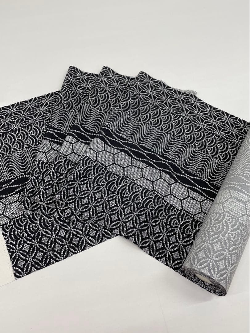 小紋 七宝繋ぎ 鮫 幾何学模様 黒色 正絹 反物 T9091 - メルカリ