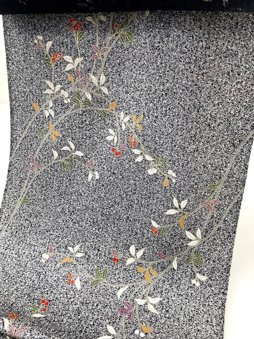 小紋 紋意匠 モダン 正絹 反物 小紋 金縫取り 紋意匠 朱・緋色 正絹 反物 T9097 - メルカリ