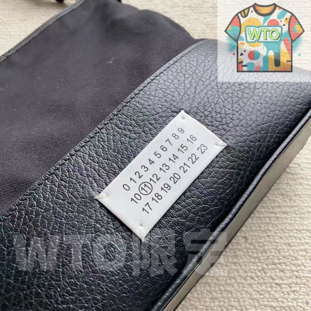 黒いショルダーバッグ