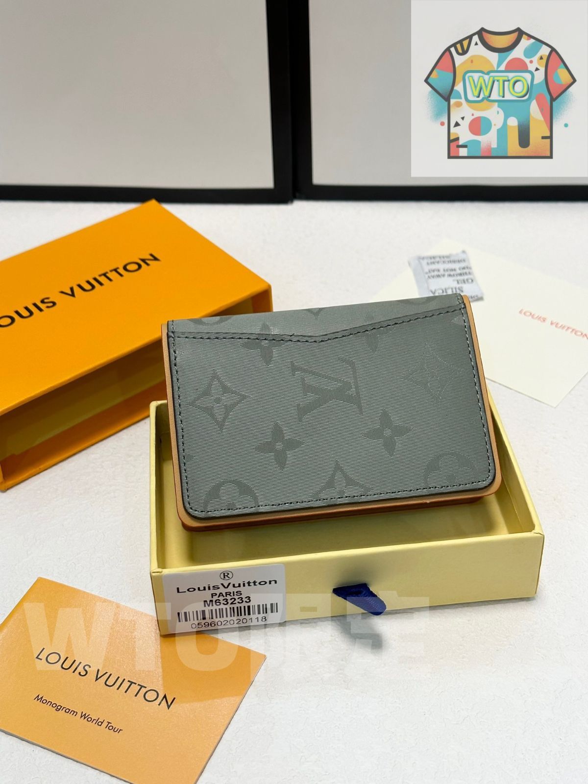 レーザーグレーのカードケース兼財布