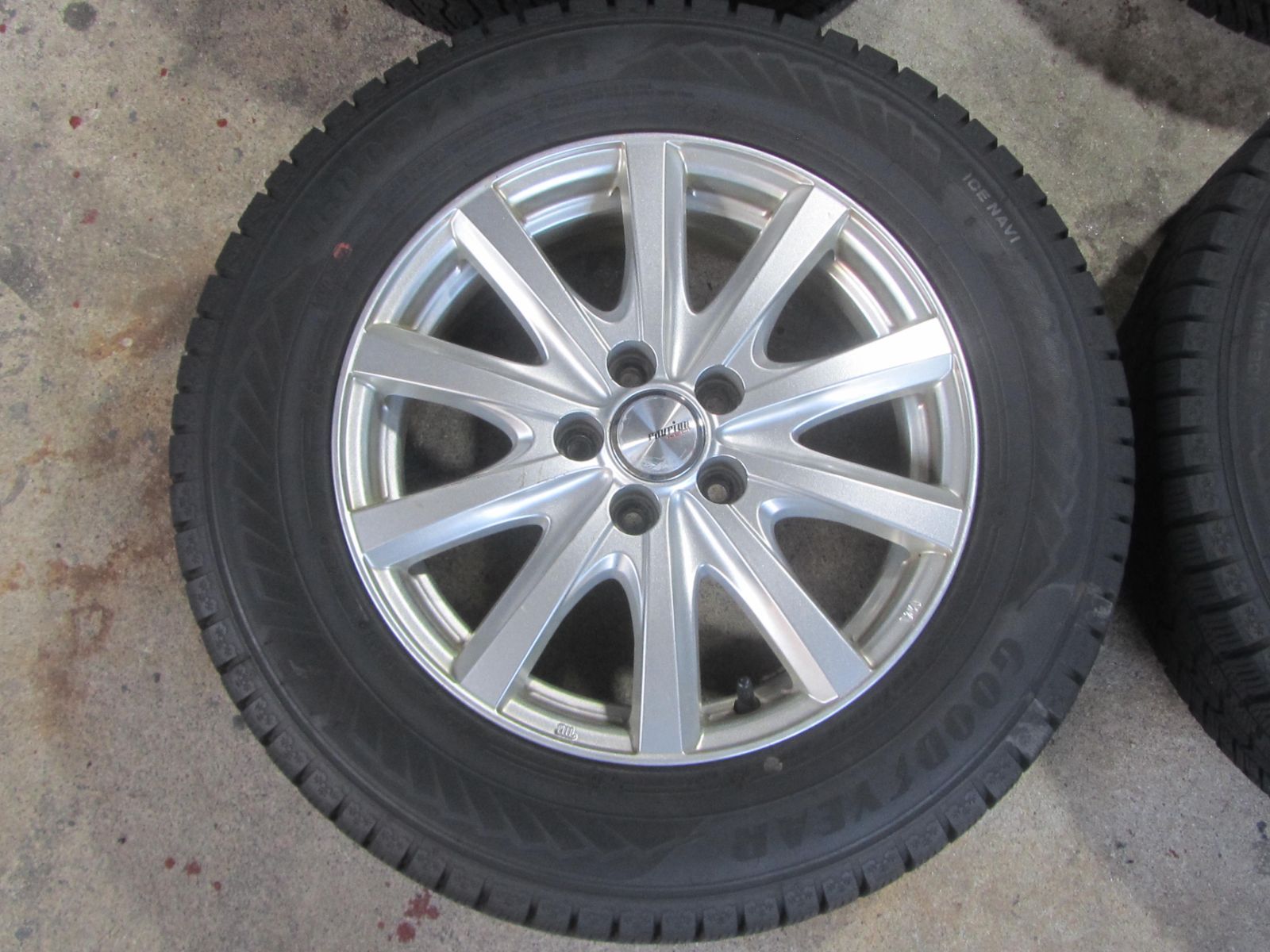 大特価】195/65R15 スタッドレス グッドイヤー アイスナビ8 カローラ