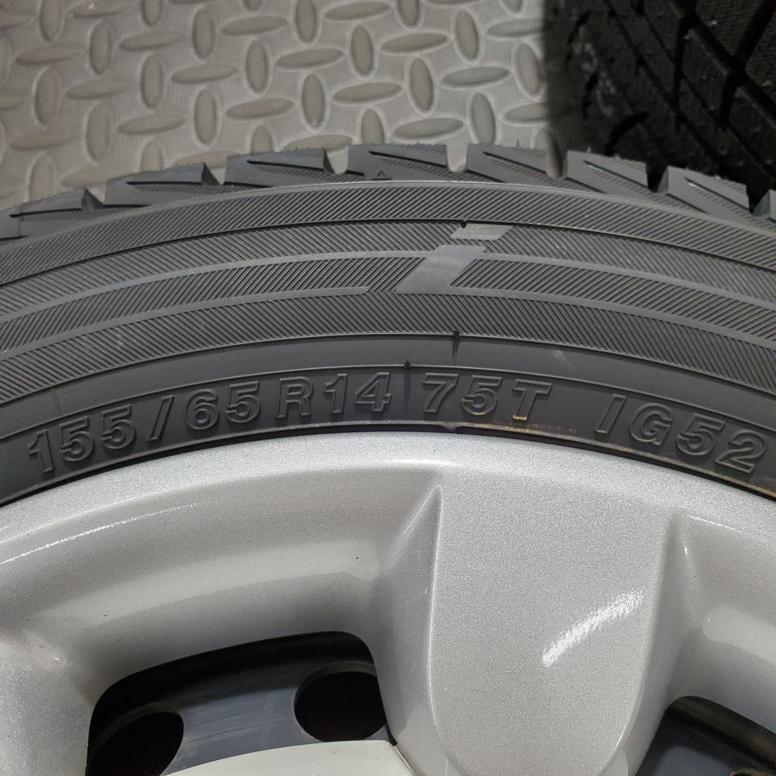 スタッドレスタイヤ