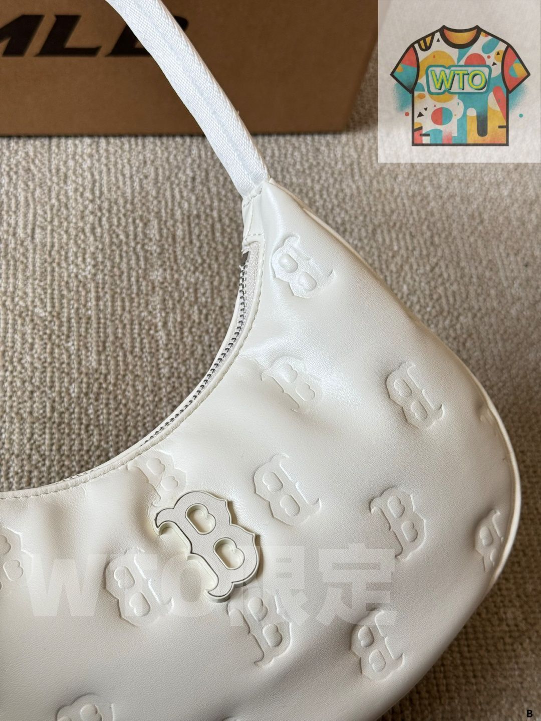 アンダーアームバッグ