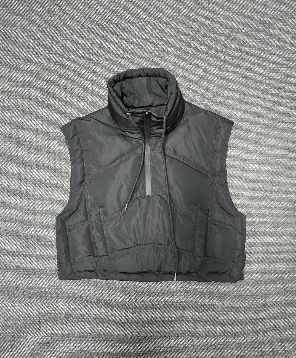 MYNAMEIS ブラック ハーフジップ ダウンベスト