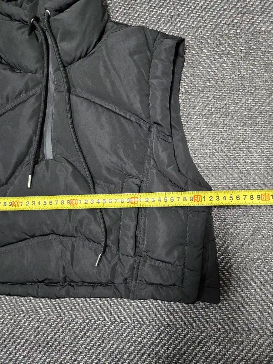 ハーフジップ ダウンベスト