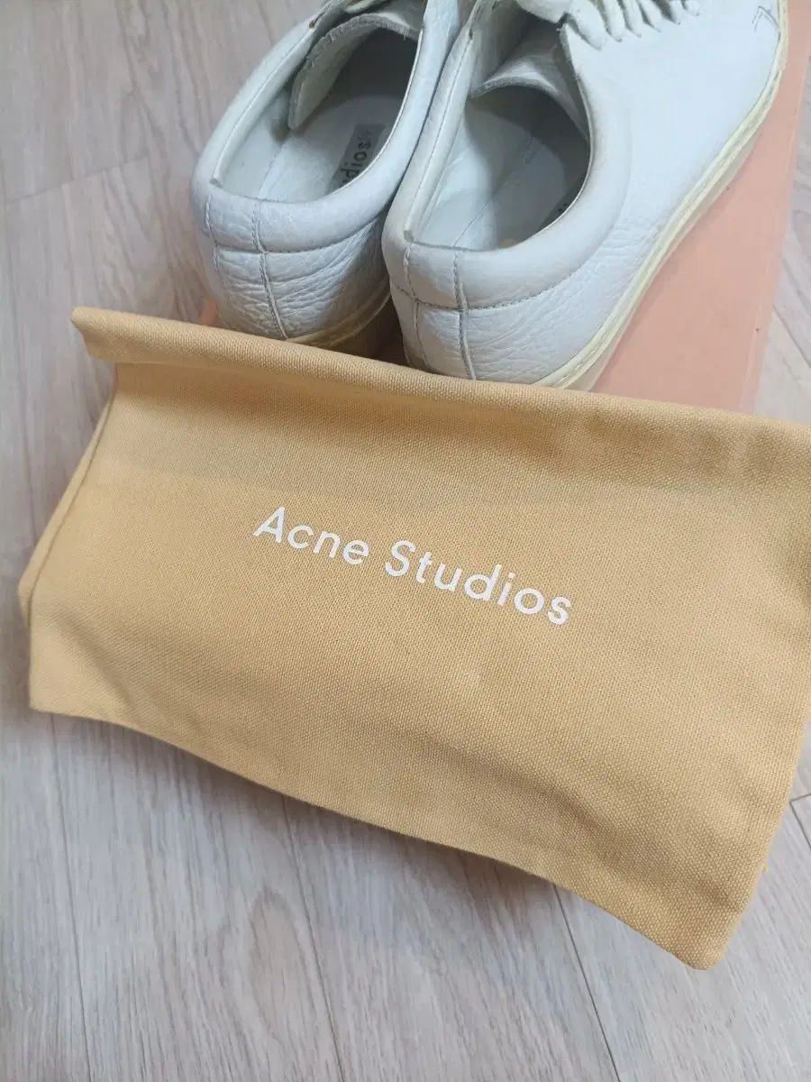 Studios アクネストゥディオズ