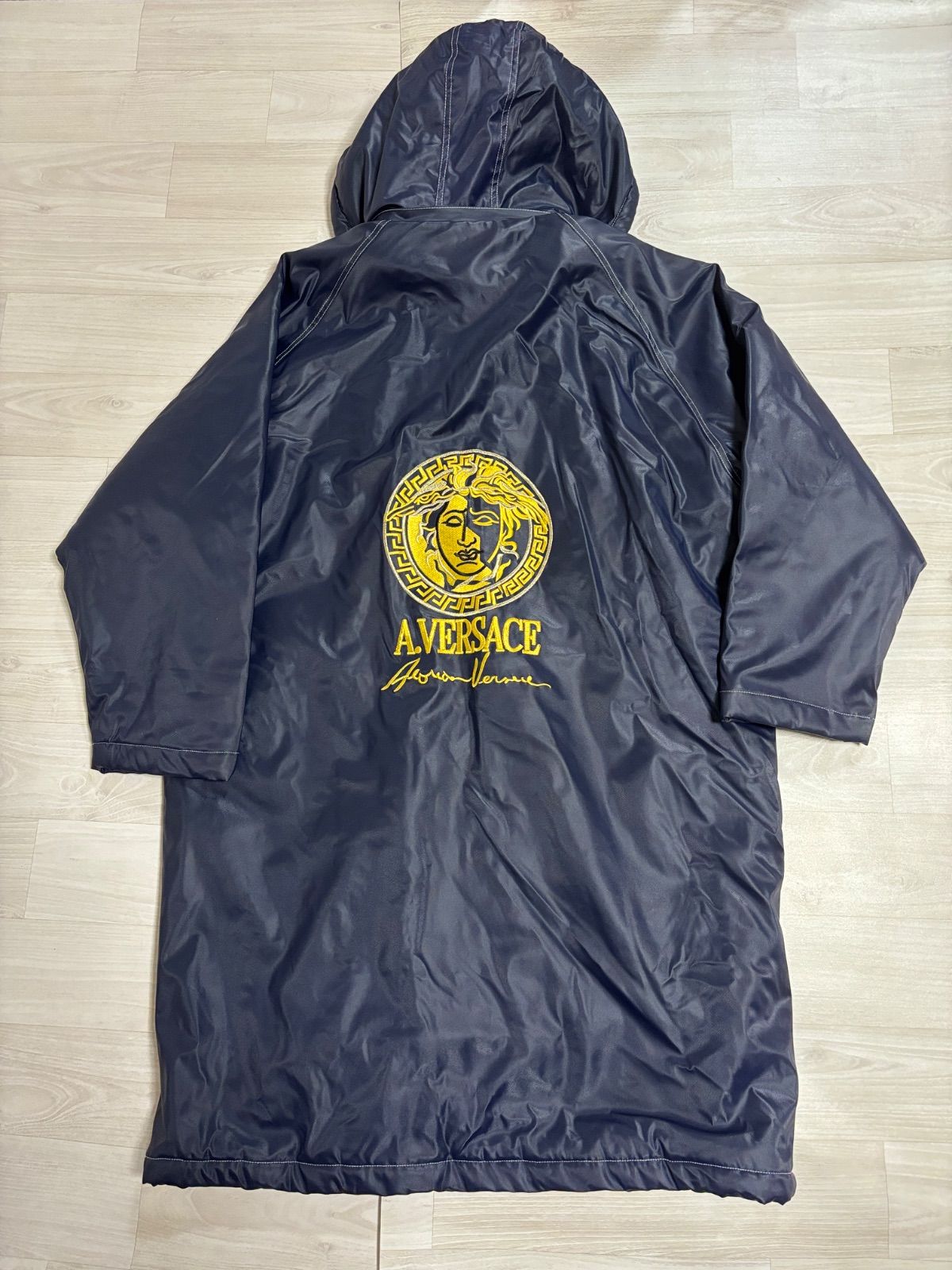 【希少】Versace ベンチコート　メデューサ　ビッグロゴ　ビンテージ 希少】ヴィンテージ A.VERSACE ヴェルサーチ ベンチコート 刺繍 - メルカリ