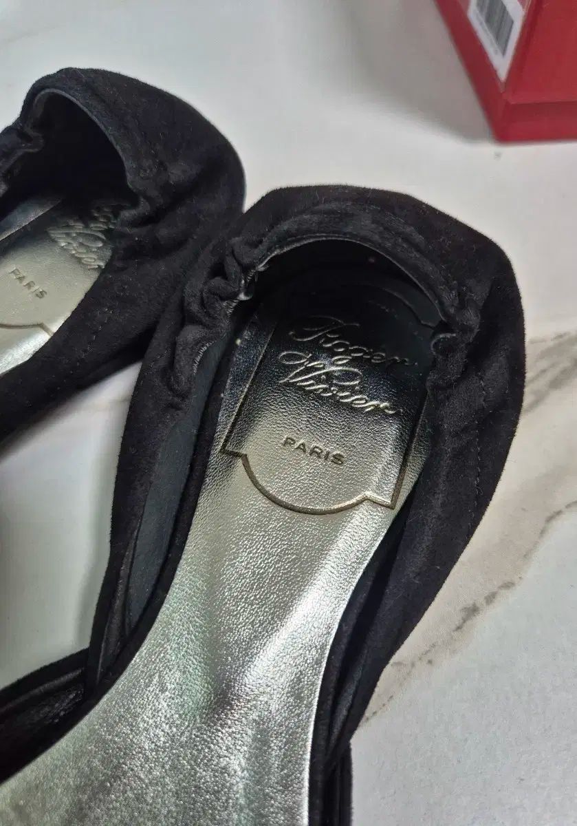 ヴィヴィエ スウェード