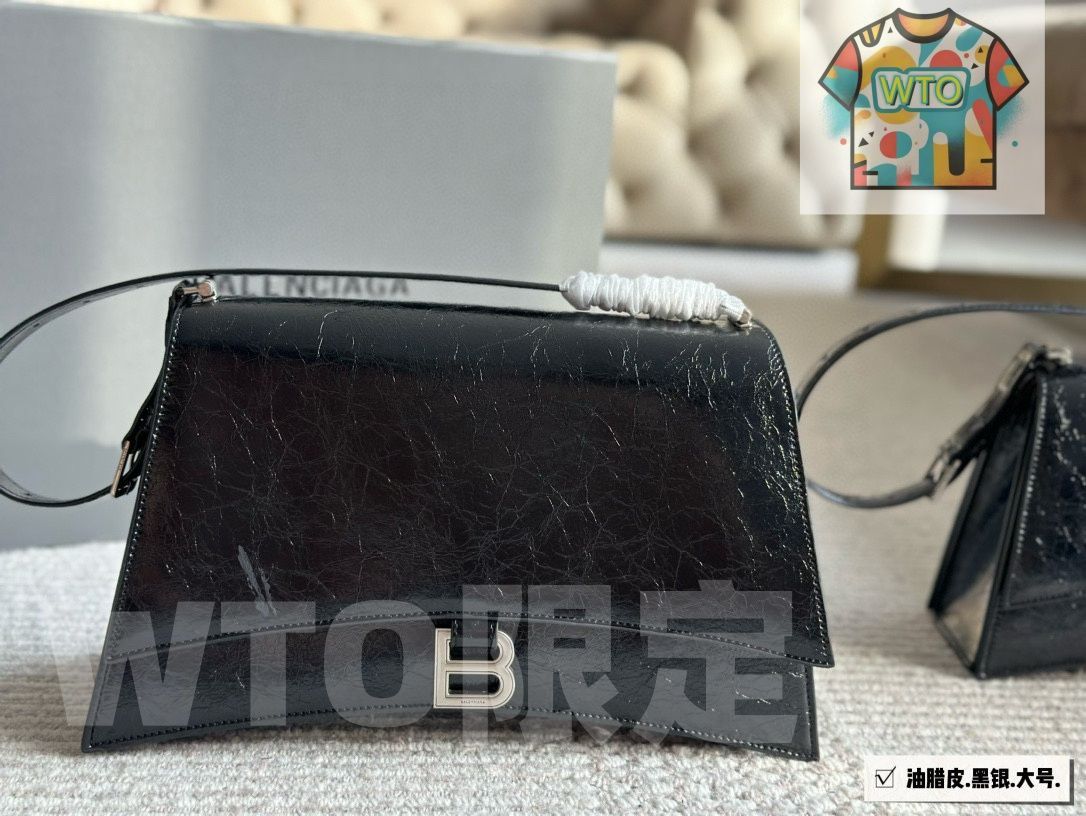 バランシアガの Crush バッグ 大きさ 31×19cm 小ささ 25×16cm