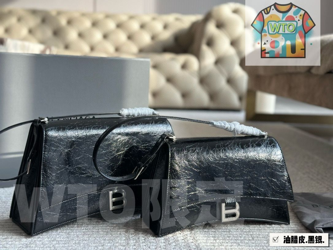 バランシアガの Crush バッグ 大きさ 31×19cm 小ささ 25×16cm