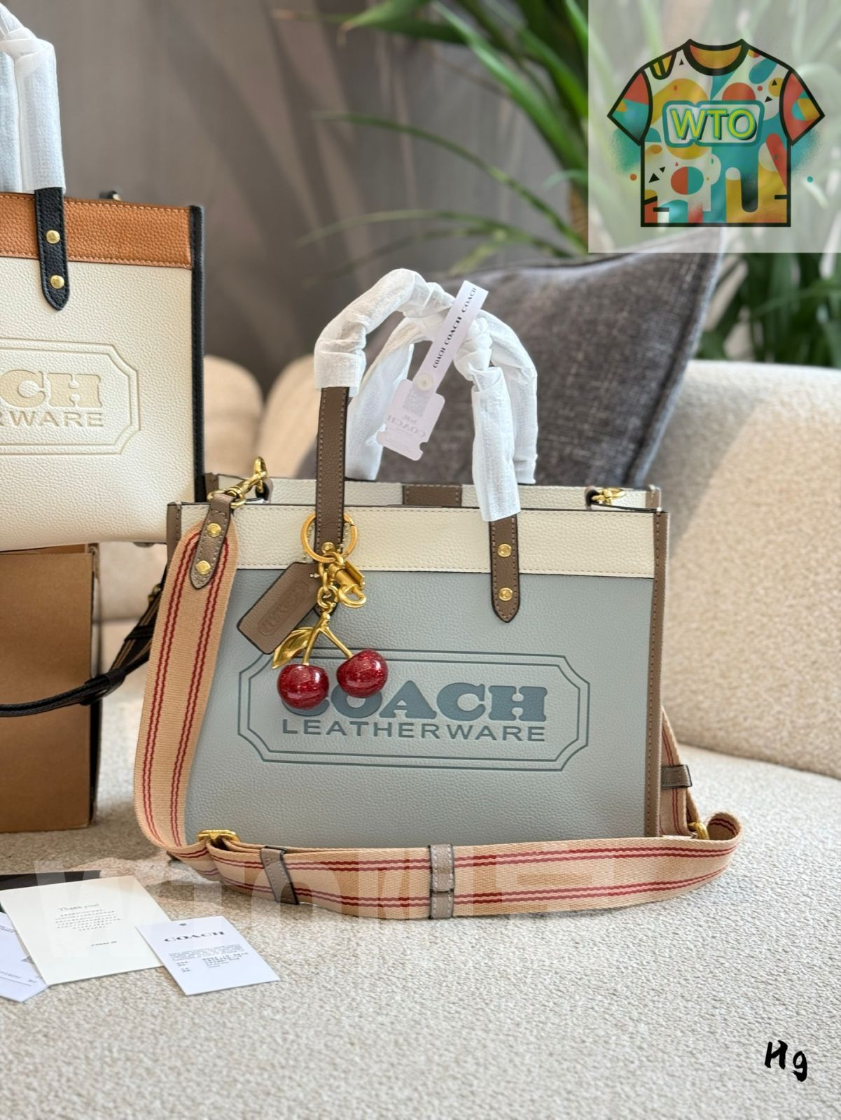 コーチ 感溢れる ショッピングバッグ サイズ 30cm チェリーキーホルダー付き