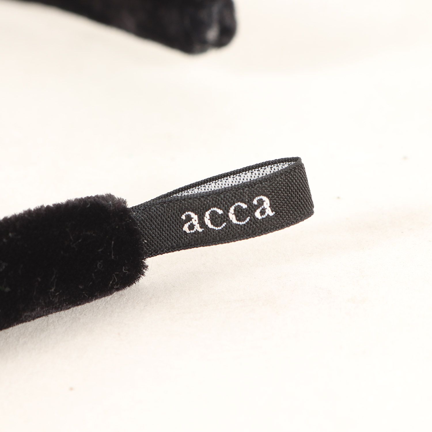 acca アッカ カチューシャ ベロア/レザー/ブラック acca ベルベット カチューシャ 黒 made in France 美品 acca 【美品】acca ヴェルベット ヘッドバンド　ブラウン