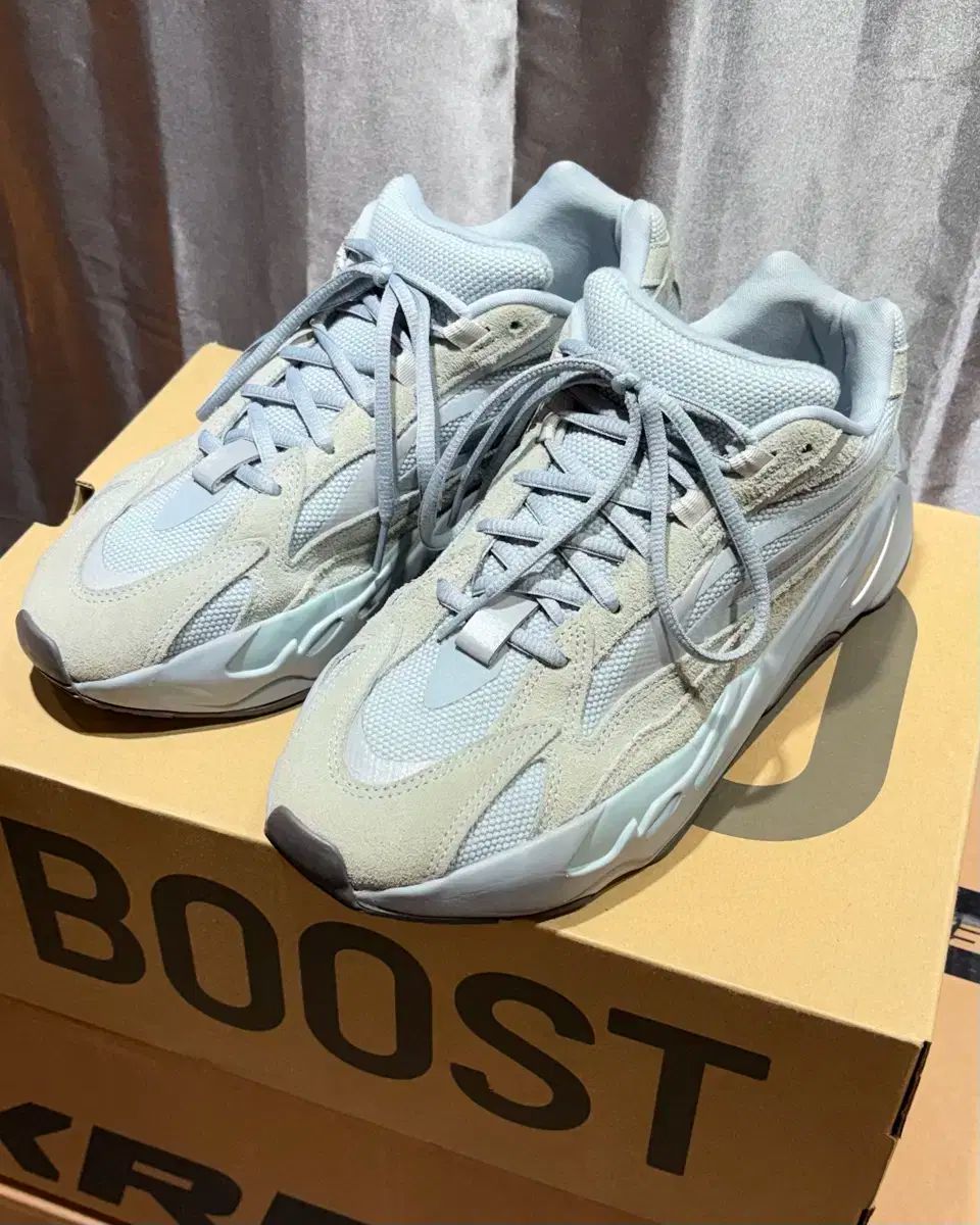 280 adidas アディダス イージーブースト 700 V 2 ホスピタル ブルー