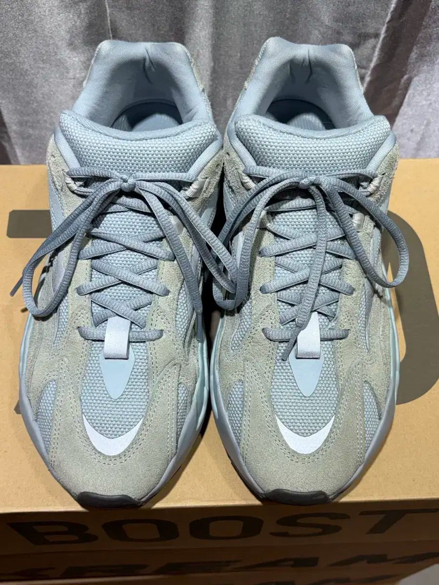 280 adidas アディダス イージーブースト 700 V2 ホスピタル ブルー