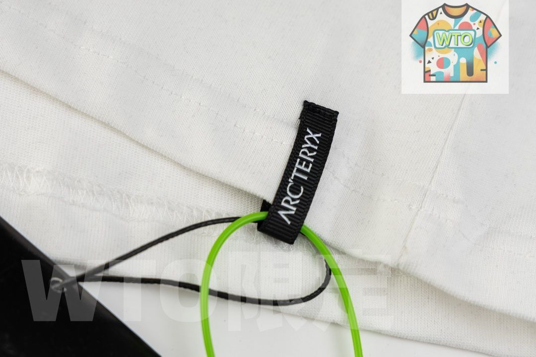 メタリックシルバープリントTシャツ