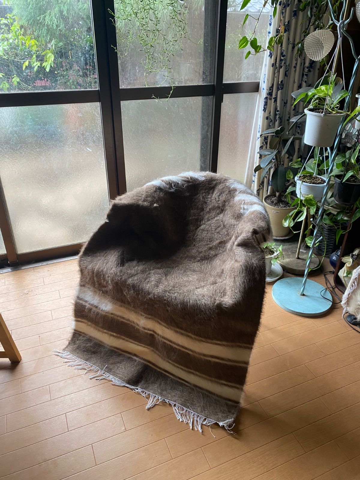 トルコ直輸入 だから実現の価格と質 アンゴラヤギのモヘアの手織り毛布ファーストランク ふわふわモフモフシイルトバッタニイェ 濃いめのベージュと白のコンビ在庫最後の一枚 これからの季節絶対一枚は欲しい お洒落なミフラブ柄ラグに キャンプや車にも必需品