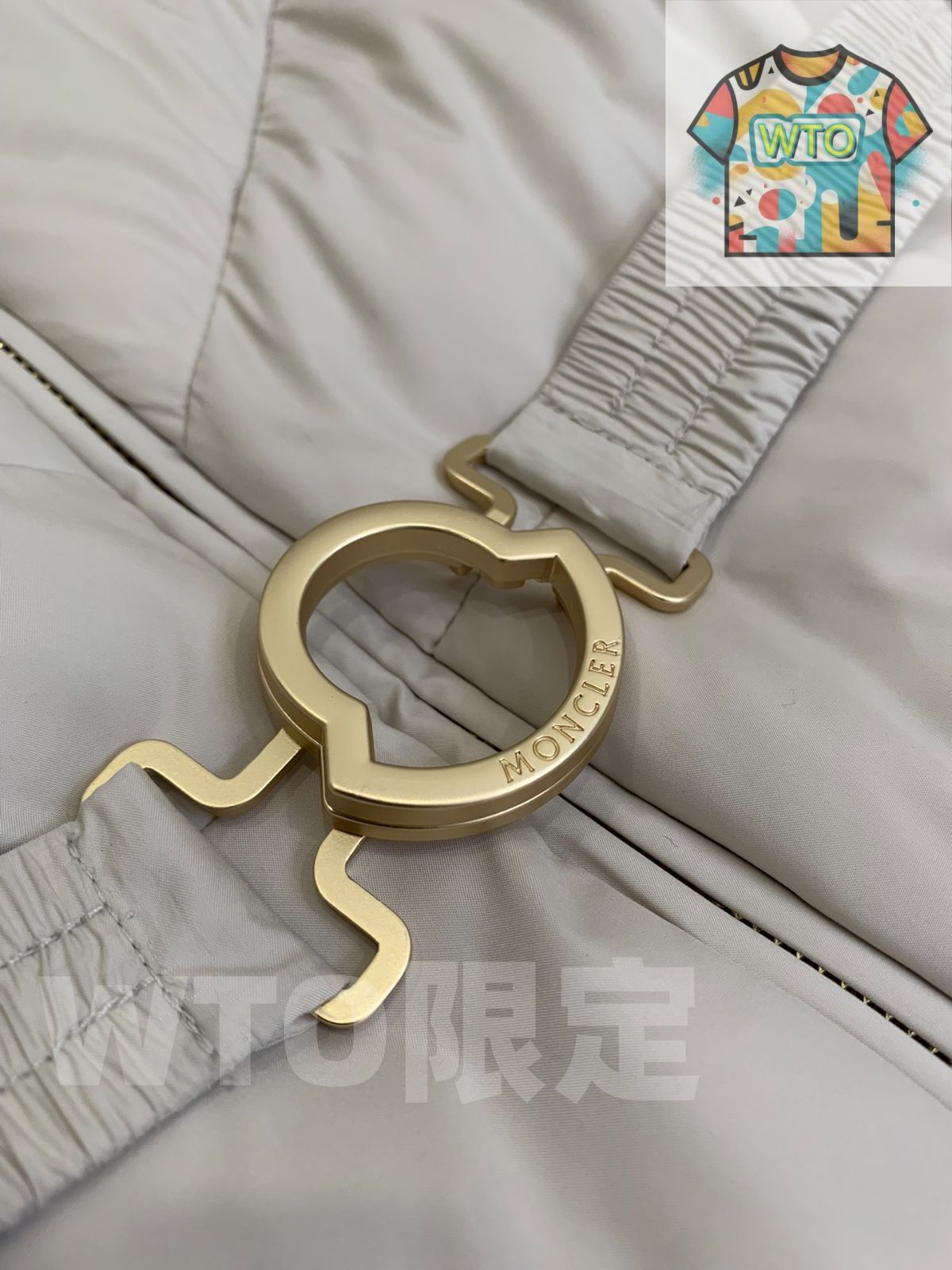 ベージュグレーのフード付きv縫い糸デザイン 腰を締めて痩せて見えるベルト