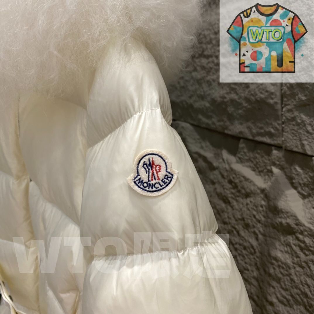 MONCLERモンクレール 白いダウンジャケッフード付き