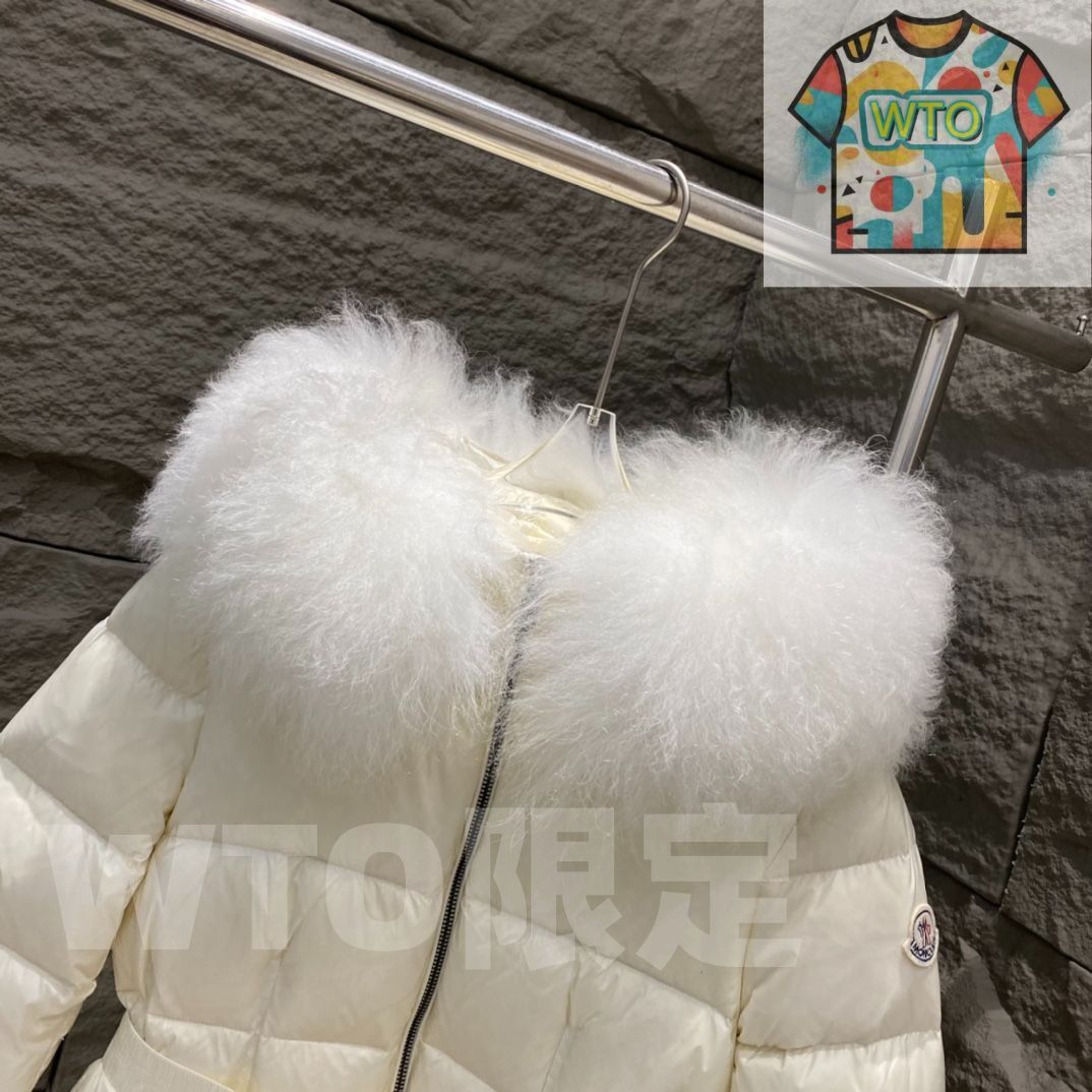 MONCLERモンクレール 白いダウンジャケッフード付き