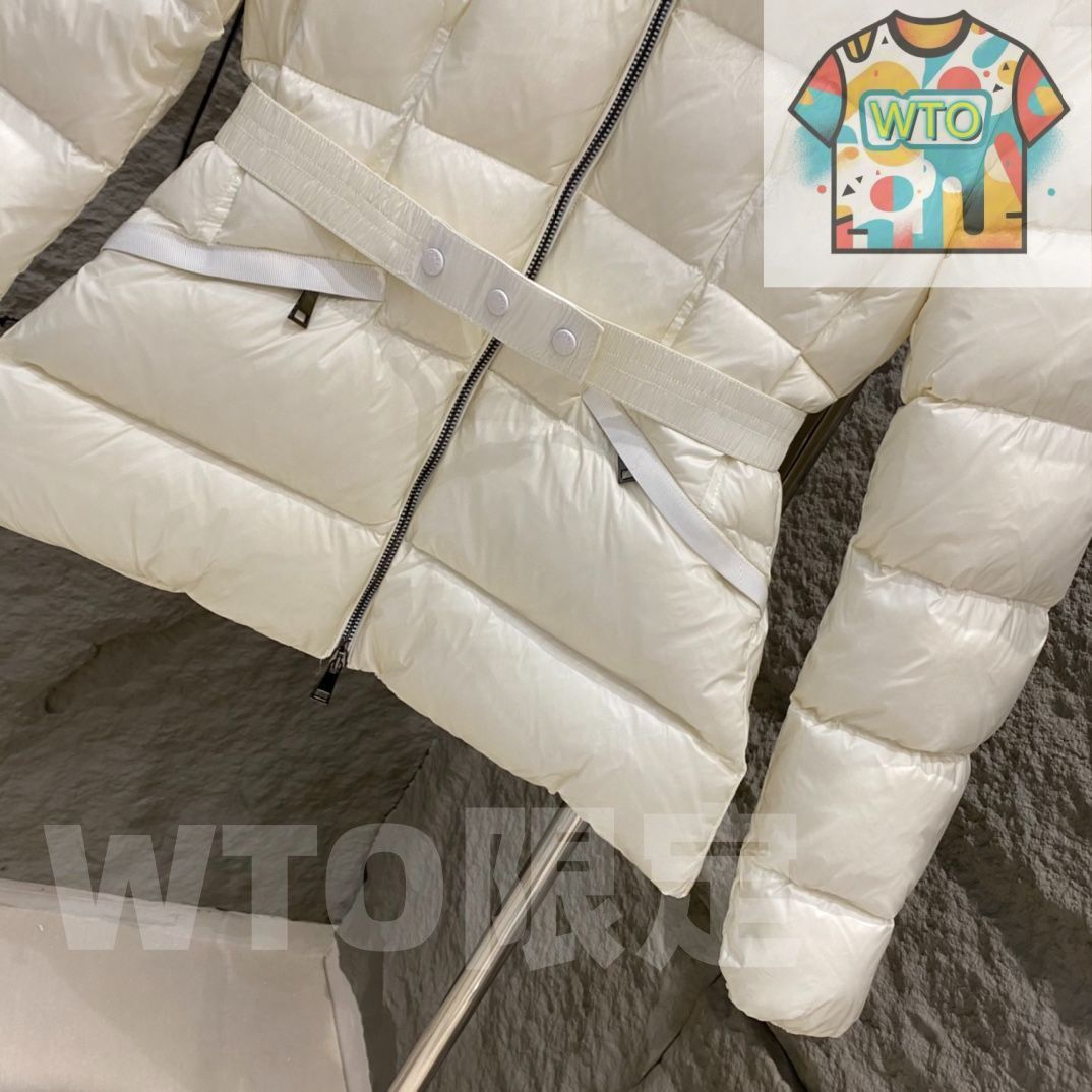 白いダウンジャケッフード付き