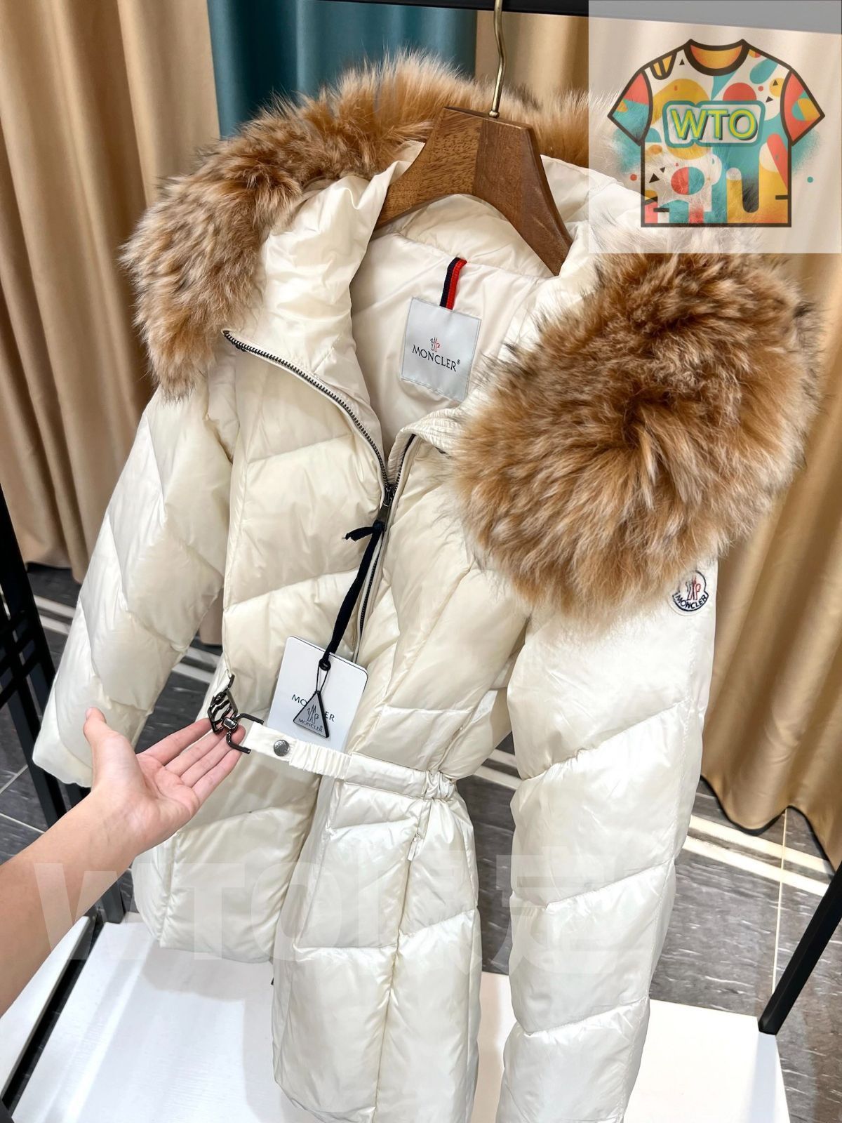 MONCLERモンクレール 白いダウンジャケット 茶色の毛襟| |