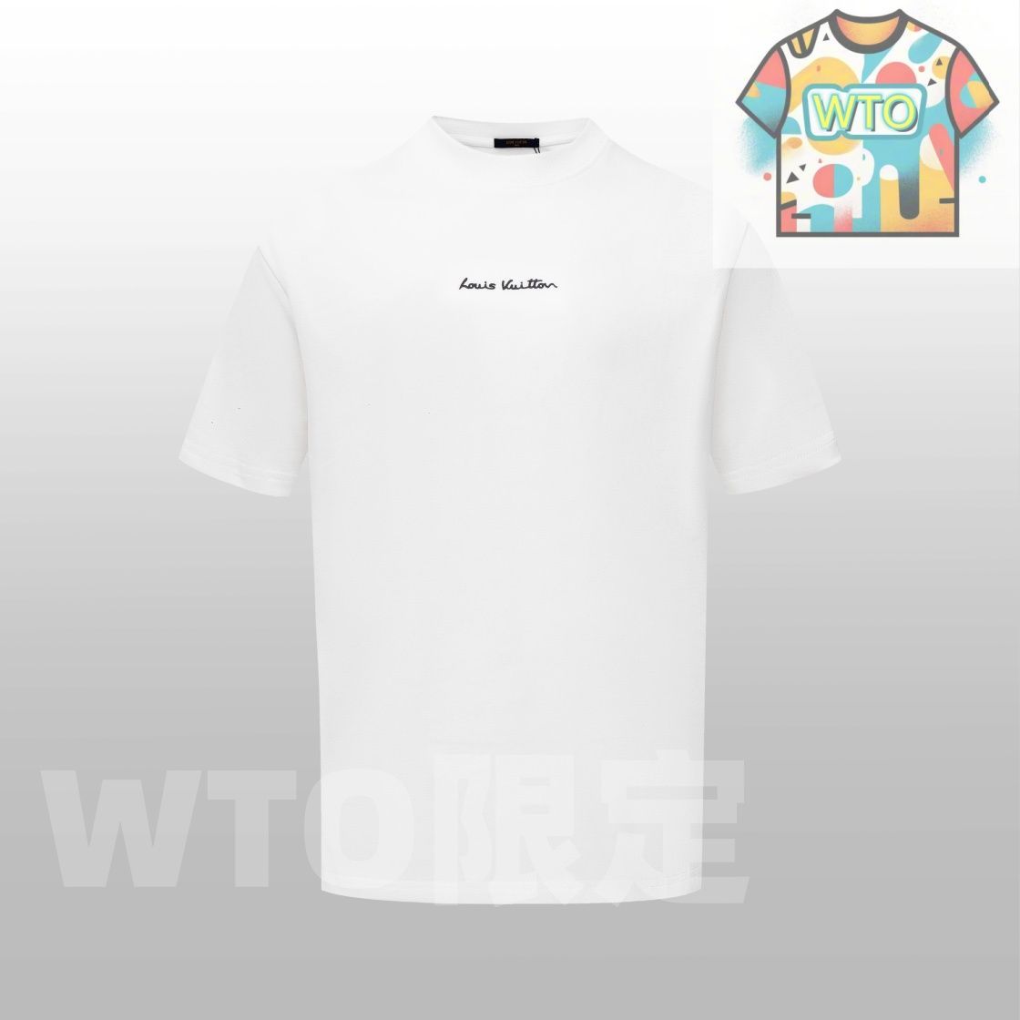 この LV 柄プリントの半袖は クラシックな Monogram 柄のプリントは LV の長いブランドの歴史と文化的底蘊を受け継いでおり すべてのプリントは丁寧に彫琢されており 繊細ではっきりした質感を呈しています