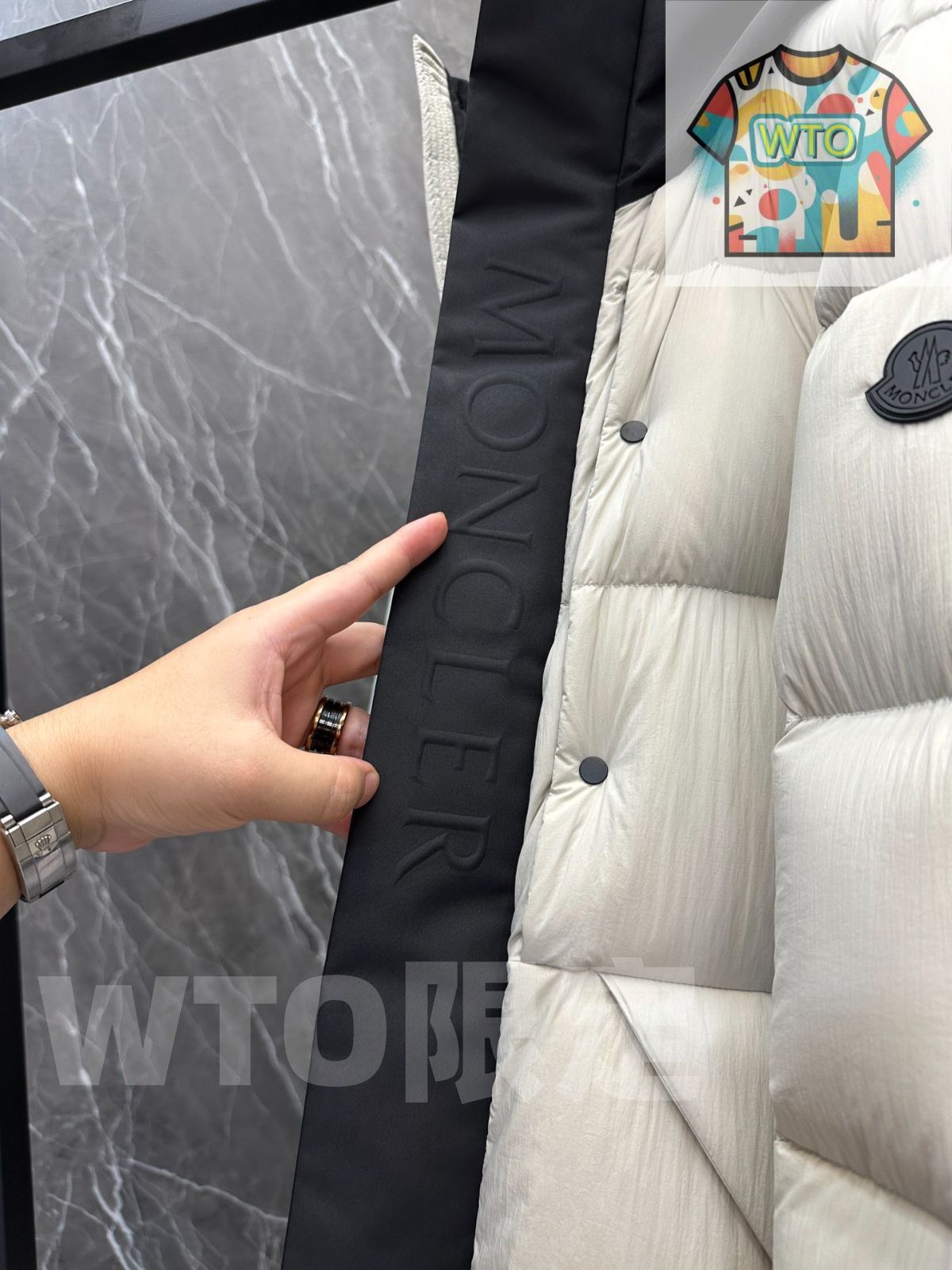 MONCLERモンクレール 白い短い男性｜