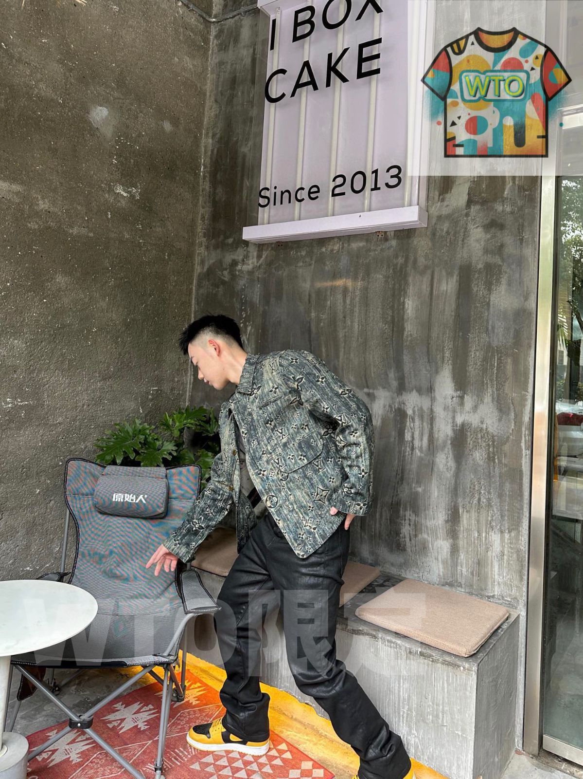 ルイ ヴィトン LV の満遍なくプリントされたモノグラム柄のジーンズジャケット