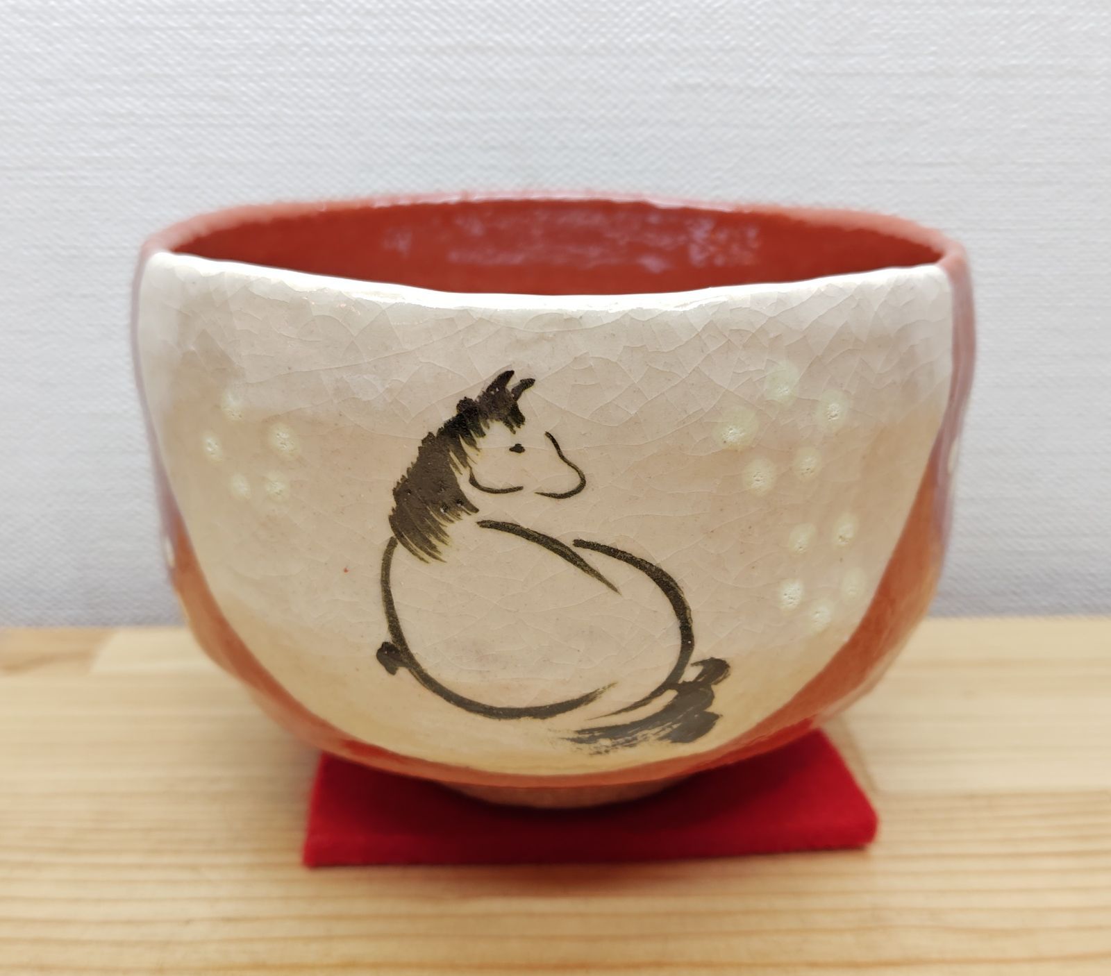 逢絢亭 茶道具 令和８年 ２０２６年 干支茶碗 京焼 楽焼 赤楽 梅紋左馬の絵 松楽窯 紙箱入り