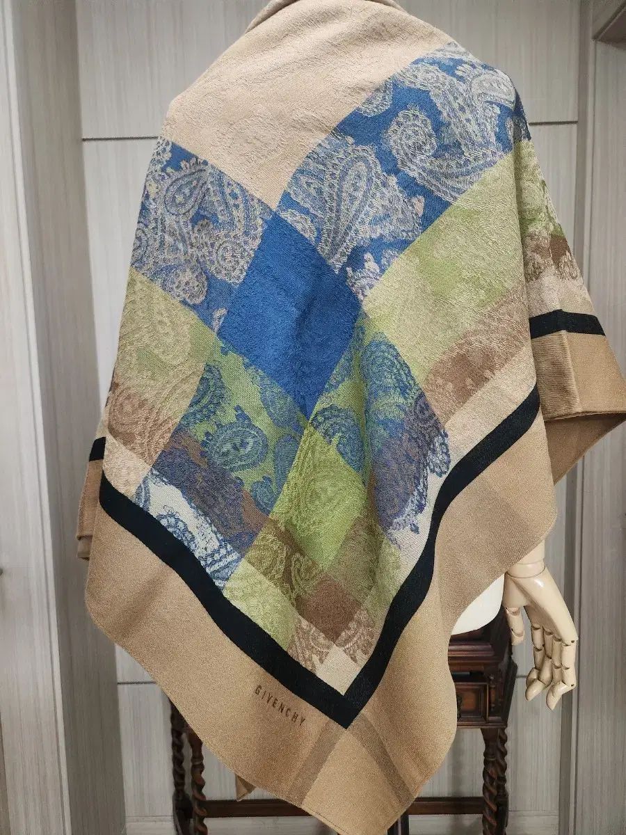 ジバンシィ マルチ ベイズリー ショール
