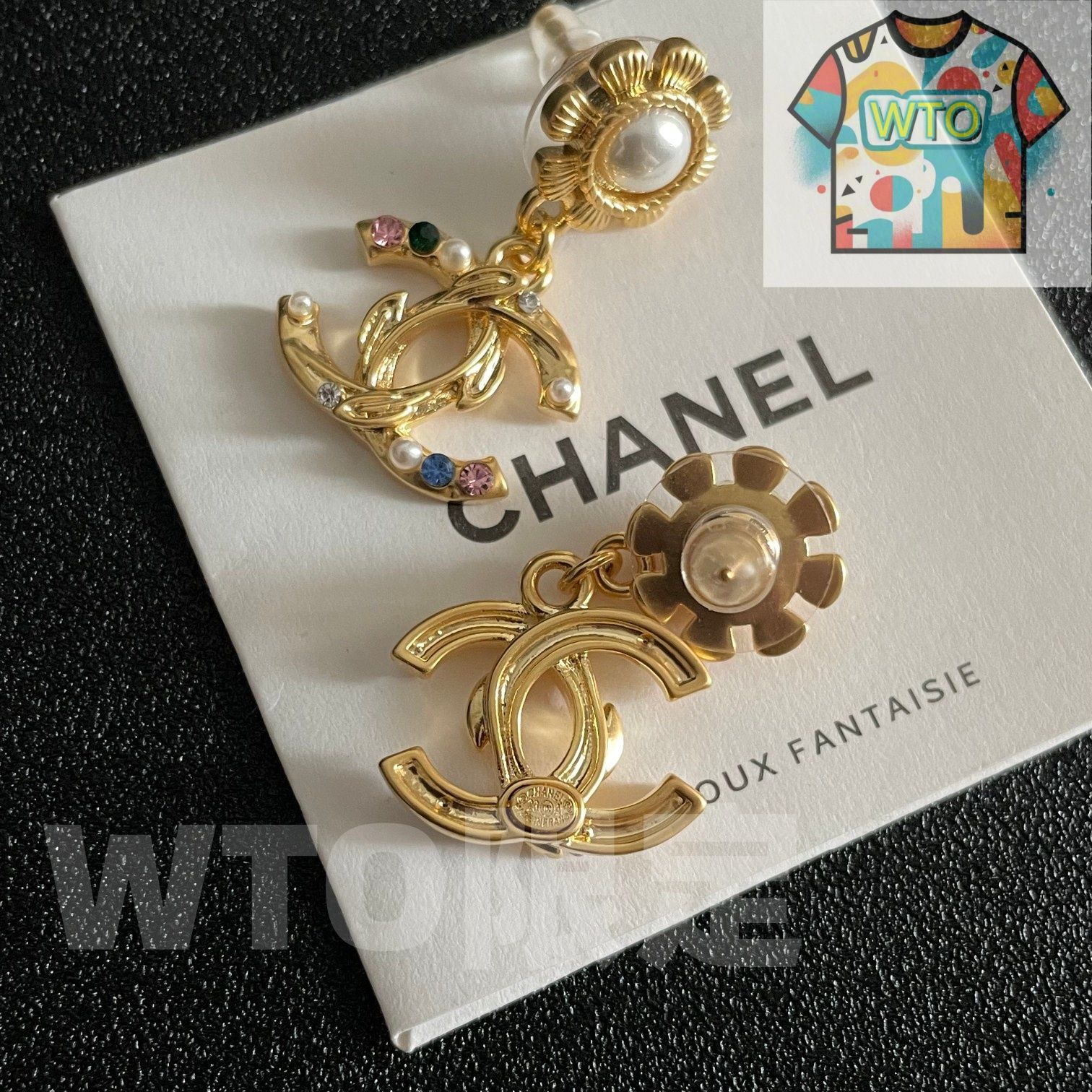 Chanel アルファベットピアス