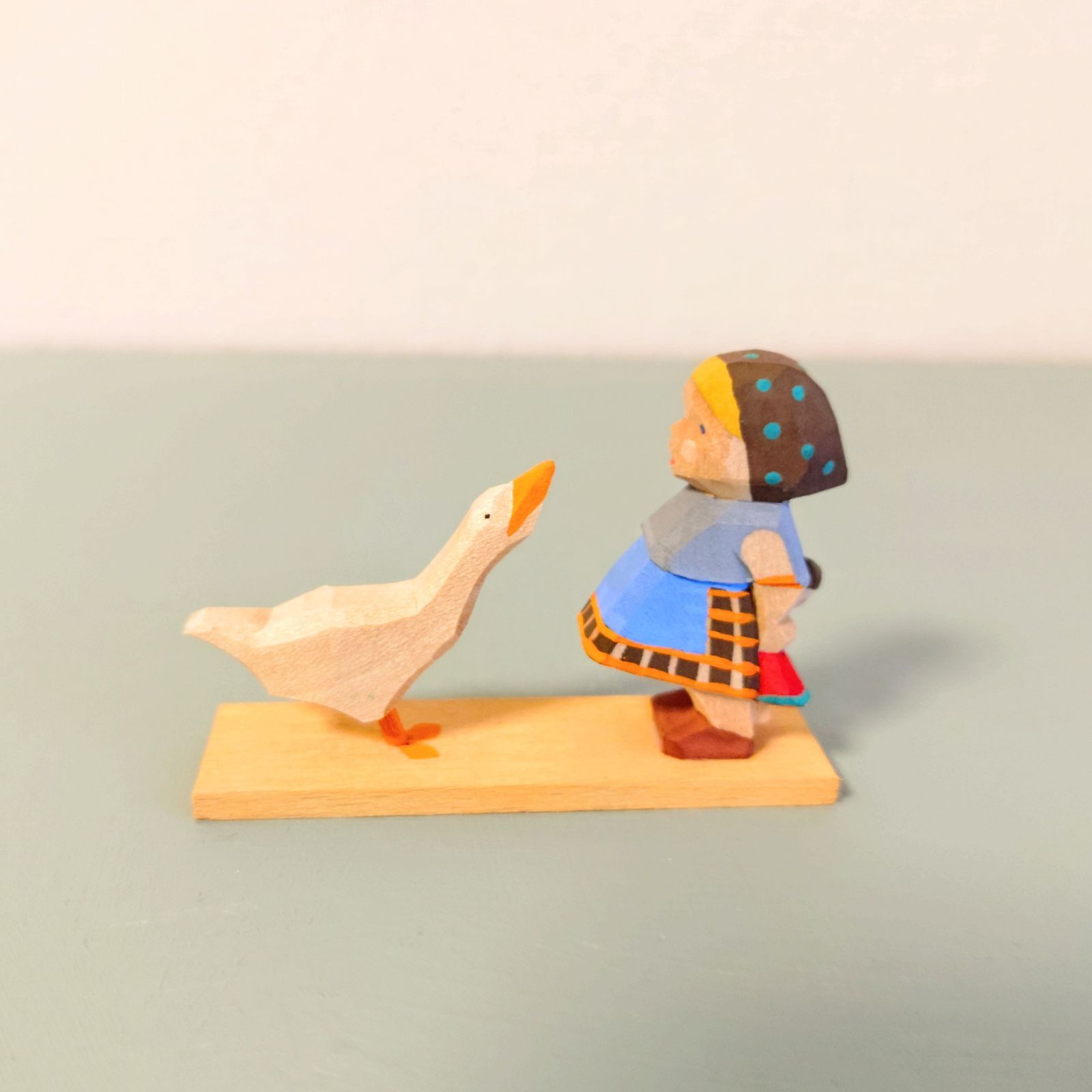 再入荷 ガチョウの前で人形を持つ少女 ドイツ木工芸品 ヘルビッヒ工房