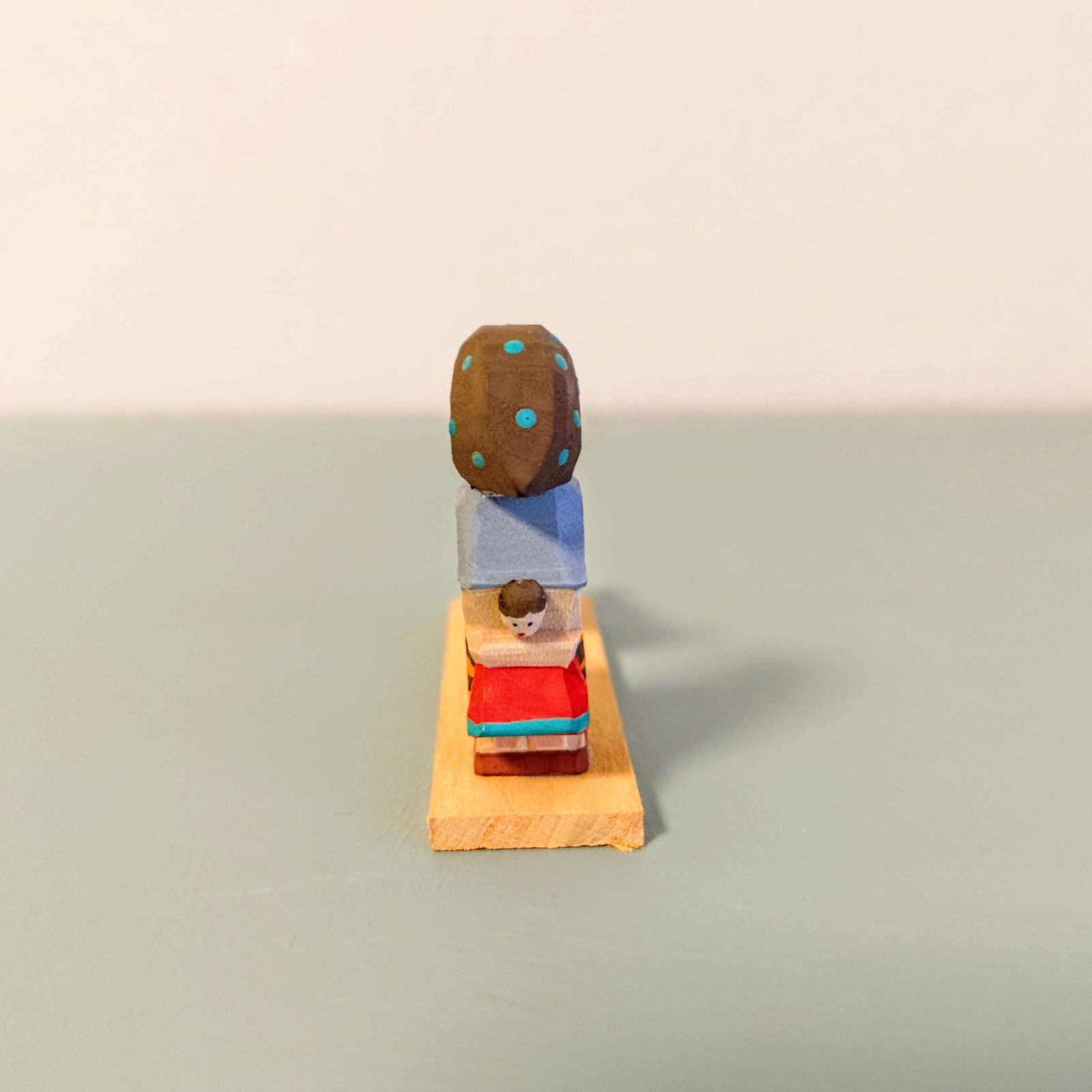 再入荷 ガチョウの前で人形を持つ少女 ドイツ木工芸品 ヘルビッヒ工房