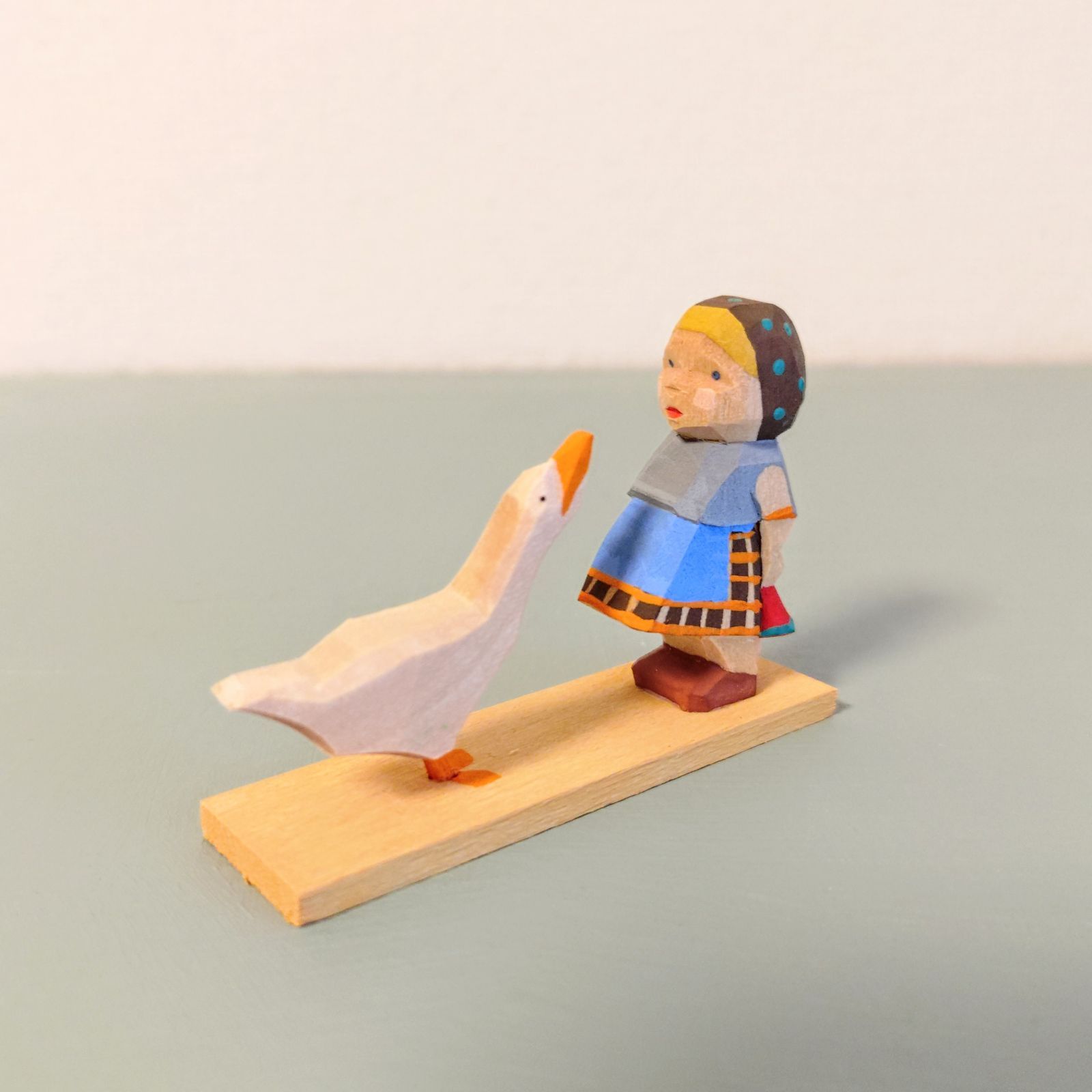 再入荷 ガチョウの前で人形を持つ少女 ドイツ木工芸品 ヘルビッヒ工房