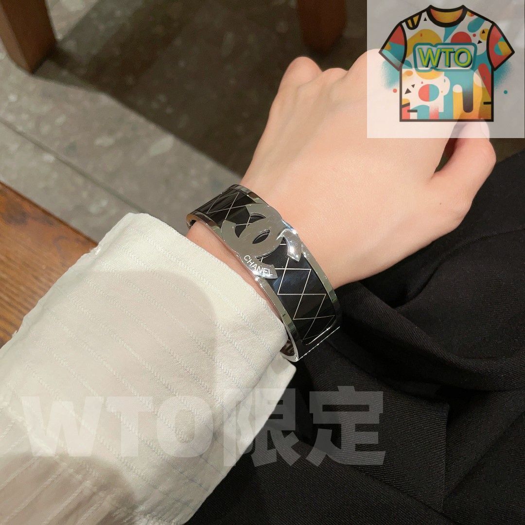 今日 CHANEL シャネル 新モデル 幅広菱格模様ブレスレット 超ヘビーデザインでブリングブリン 在庫 価格