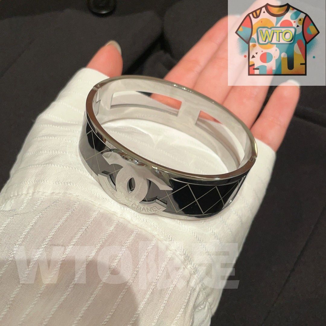 今日 CHANEL シャネル 新モデル 幅広菱格模様ブレスレット 超ヘビーデザインでブリングブリン 在庫 価格