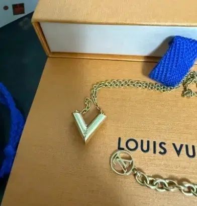 A ルーイビ 통 エッセンシャル V 首