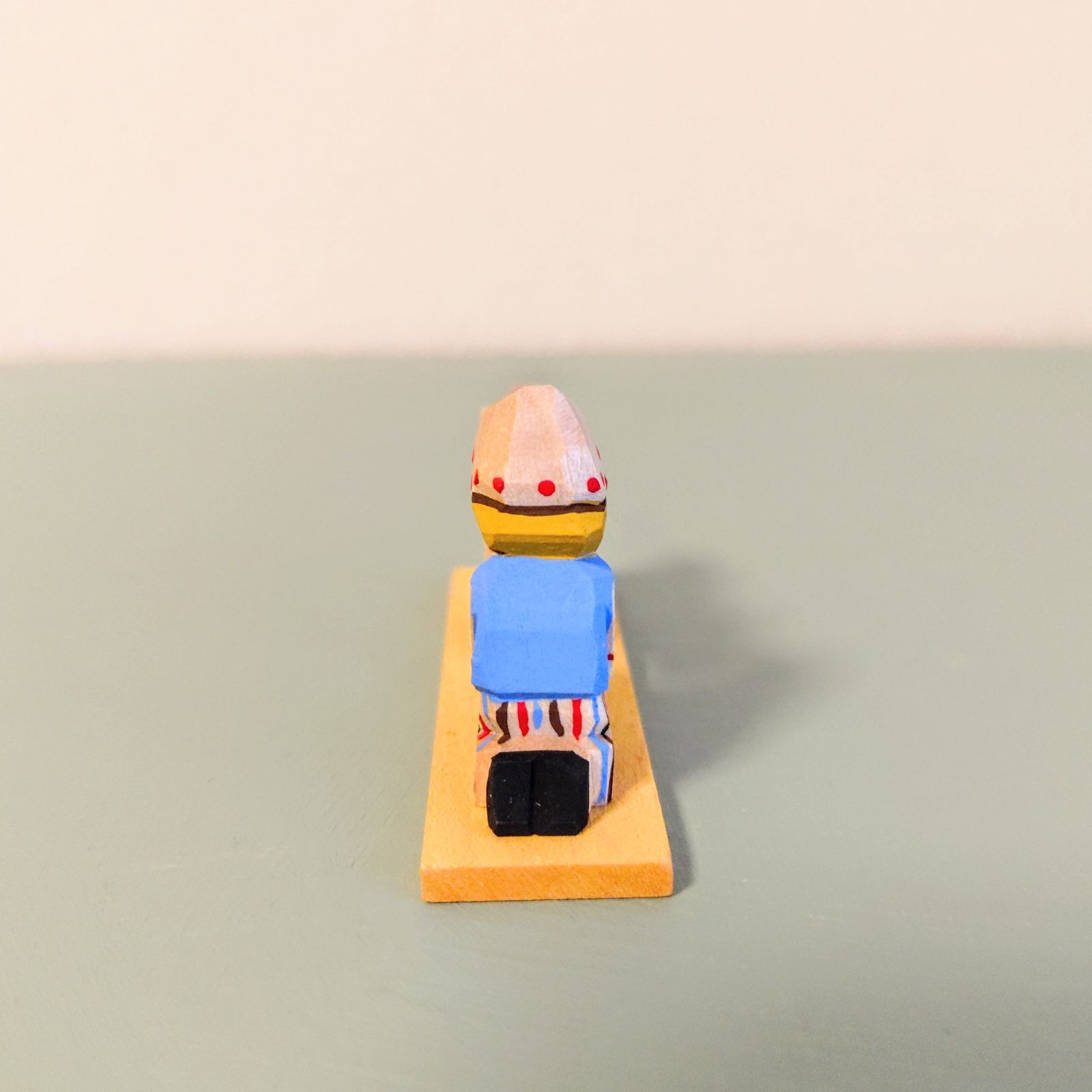 再入荷 子ヤギに餌をあげる少女 ドイツ木工芸品 ヘルビッヒ工房 ドイツ